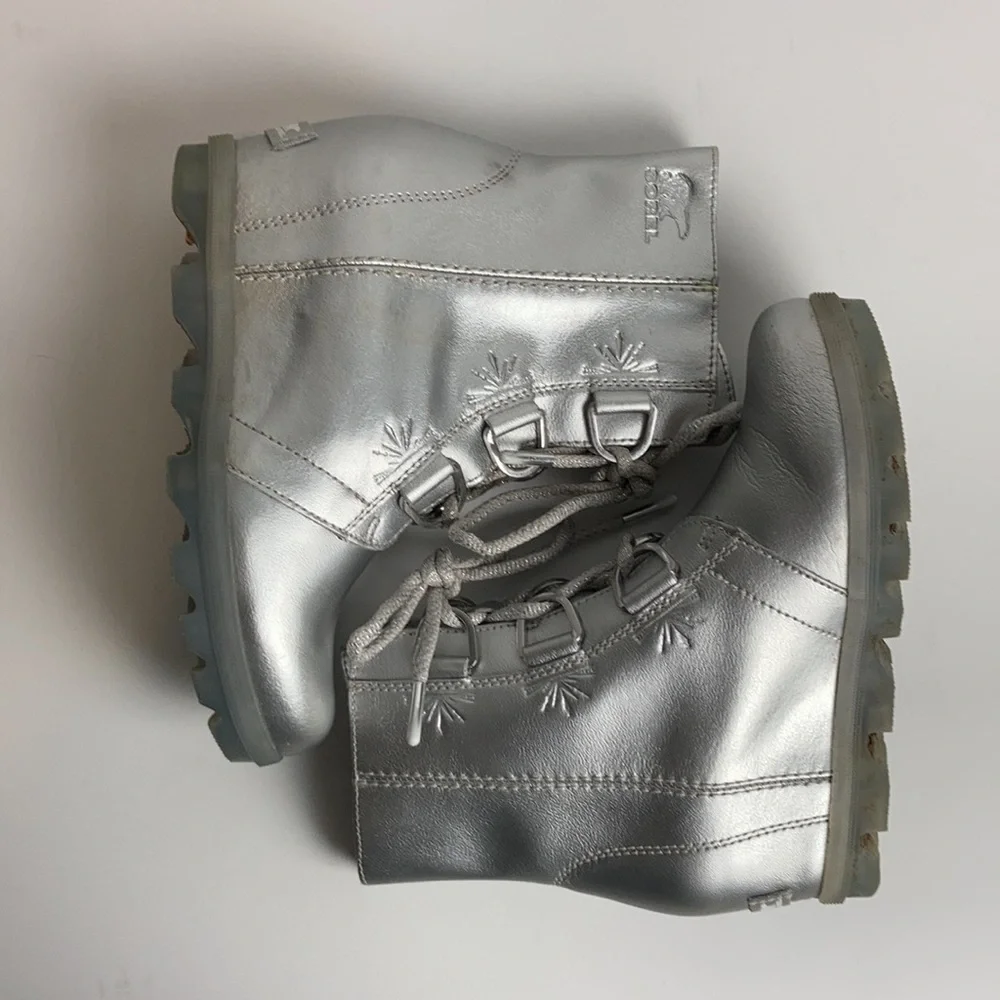Sorel Disney Joan of Arctic Frozen Silver Metallic Waterproof Boots Kids 3 Elsa